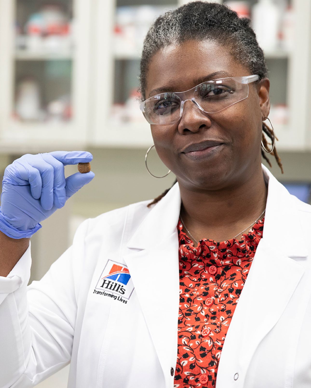 cercetătorul Hill's Pet Nutrition ține în mână hrana Hill's Pet