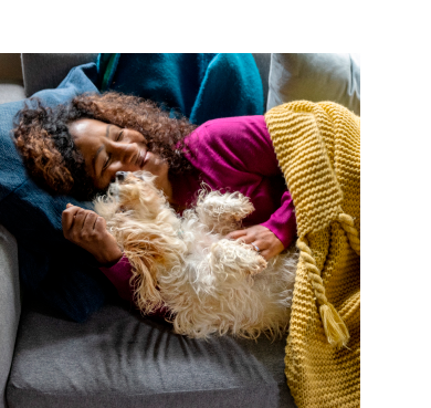 un părinte de companie care se ghemuiește cu un câine de companie