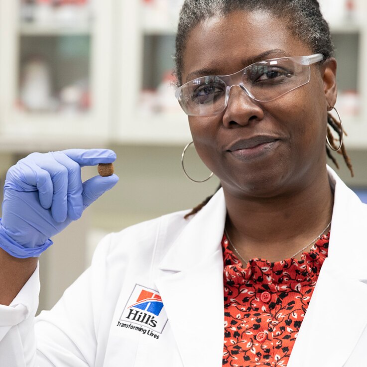 cercetător științific ținând crochet