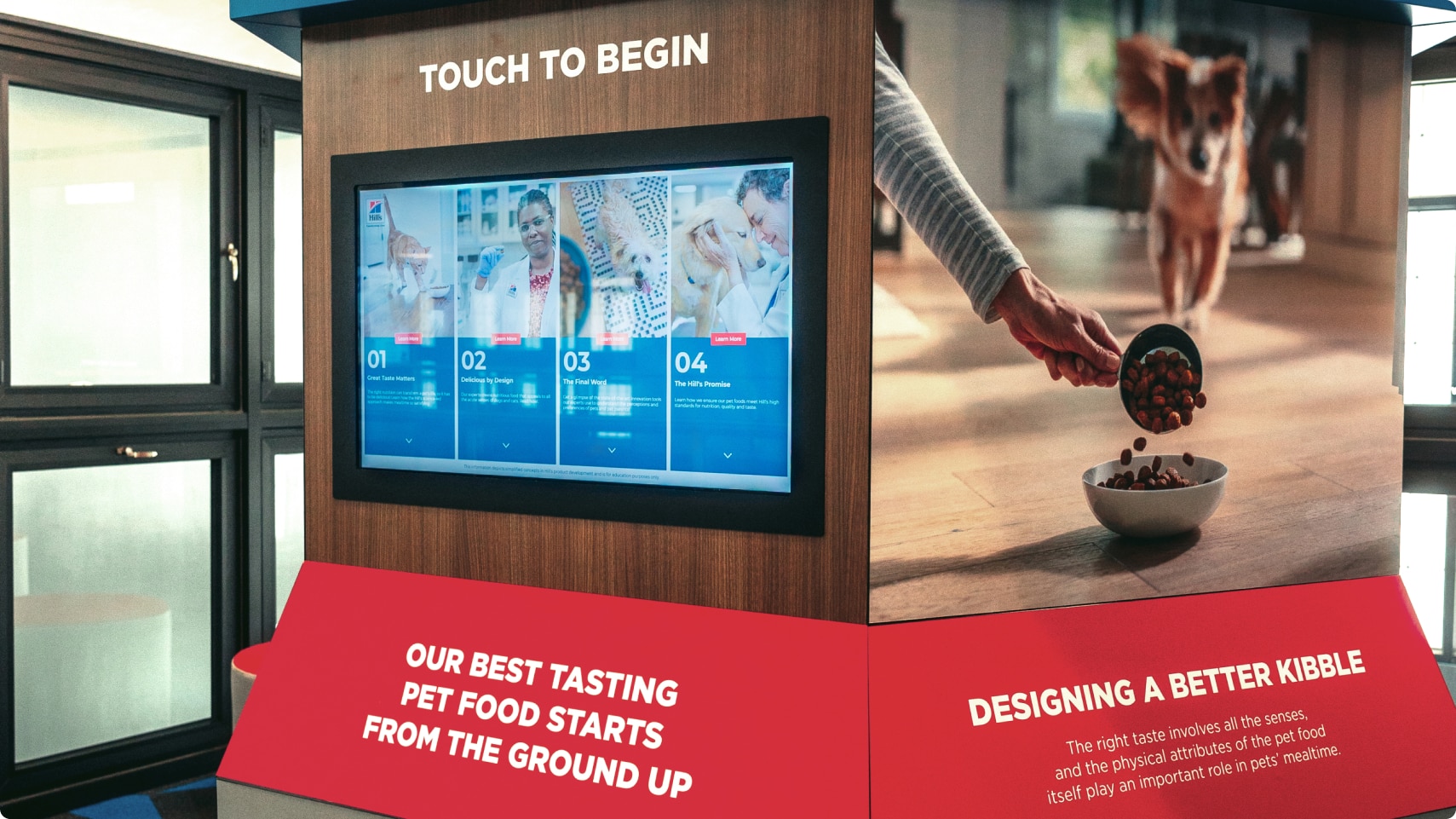 Ecrane interactive în secțiunea pentru vizitatori a Centrulului Hill's de Nutriție pentru Animale de Companie