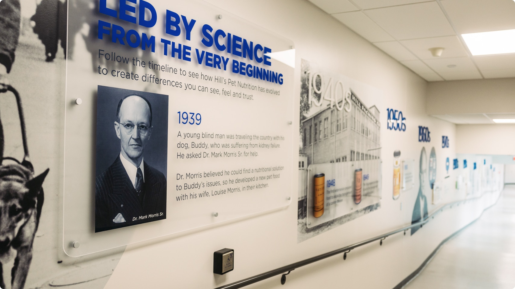 O cronologie a istoriei Hill's pe un perete din interiorul