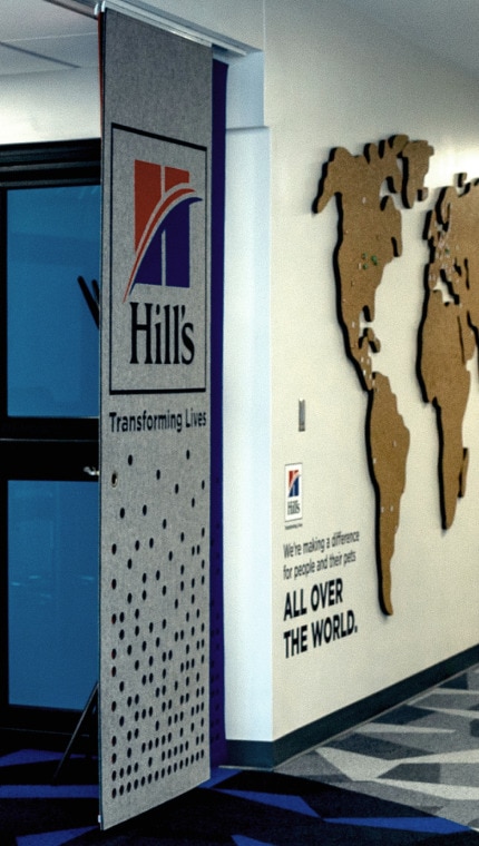 holul biroului Centrulului Hill's de Nutriție pentru Animale de Companie