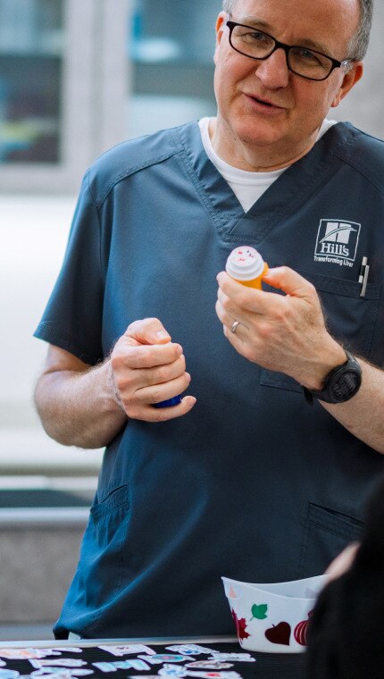 Un angajat Hill's joacă un joc educațional cu copii în interiorul laboratorului