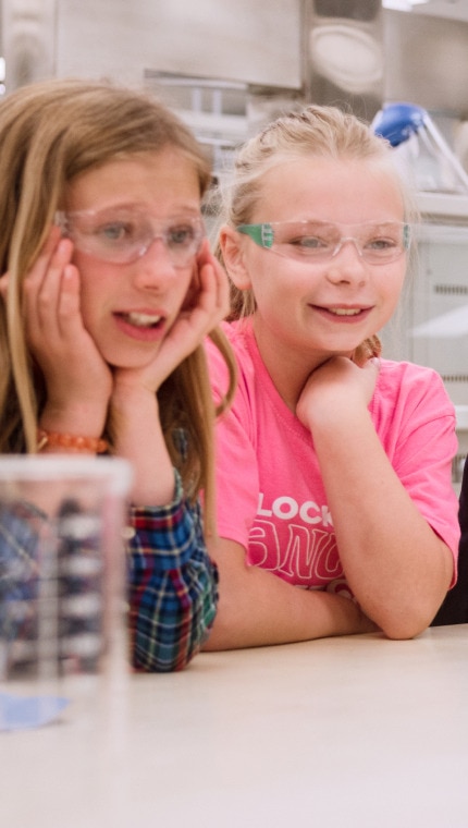 Un om de știință de la Hill's arată copiilor echipamentul de laborator