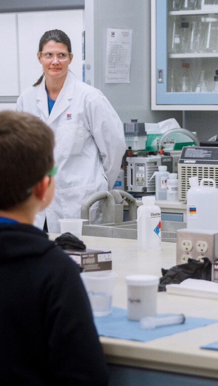 Angajații Centrulului Hill's de Nutriție pentru Animale de Companie prezintă copiilor echipamente și materiale de laborator